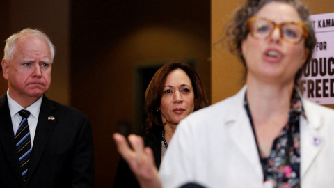 Foto de archivo de la vicepresidenta de EEUU y candidata a la presidencia por el Partido Demócrata, Kamala Harris, con el gobernador de Minnesota, Tim Walz, durante una visita el marzo pasado a una clínica abortista en la localidad de St. Paul (Minnesot