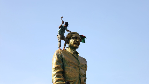 Un hombre trata de romper la estatua del padre de Sheikh Hasina, Sheikh Mujiban Rahman, durante las protestas de este miércoles en Bangladesh.