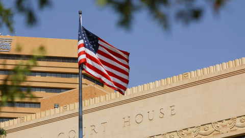 Una bandera estadounidense ondea delante del edificio del tribunal federal en El Paso (Texas). REUTERS/Jose Luis Gonzalez