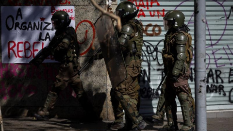 Policías intentan controlar a manifestantes que protestan en la céntrica plaza Italia de Santiago (Chile). - EFE/Alberto Valdes