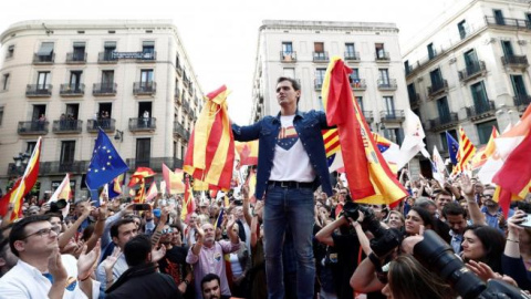 El presidente de Ciudadanos, Albert Rivera, durante el acto en la plaza de Sant Jaume de Barcelona.EFE