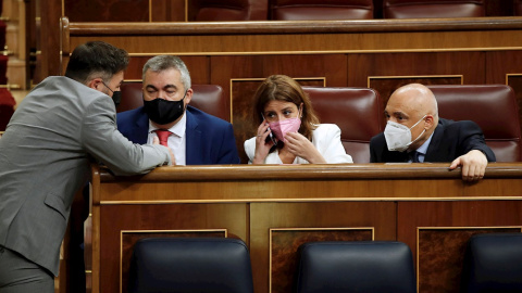 El portavoz de ERC, Gabriel Rufián, habla a la portavoz parlamentaria socialista, Adriana Lastra, y Rafael Simancas, entre otros, durante al pleno que este miércoles celebra el Congreso en el que se votan los diferentes decretos ley acordados en los úl