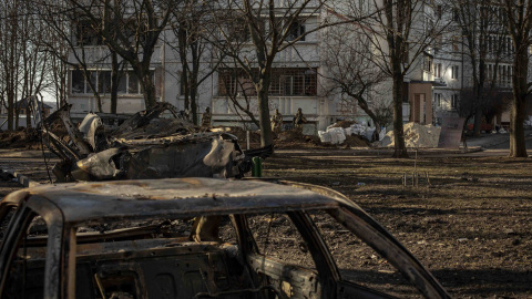 Varios coches calcinados durante un bombardeo de la artillería rusa en Járkov, donde las tropas ucranianas resisten desde el primer día de la invasión.