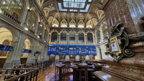 Vista del patio de negociación de la Bolsa de Madrid, con los paneles informativos sobre la marcha de la sesión en el mercado. EFE / Ana Bornay