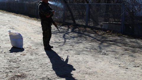 Un miembro de la unidad de defensa territorial civil controla un puesto de control en una carretera a Zhytomyr, Ucrania, este martes 22 de marzo de 2022.