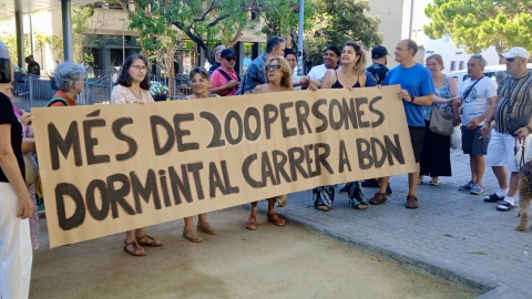 Concentració a Badalona per reclamar l'obertura d'un alberg per a persones sense llar.