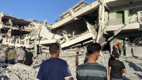 Palestinos observan los escombros causados de un ataque israelí, a 3 de agosto de 2024, en Gaza.