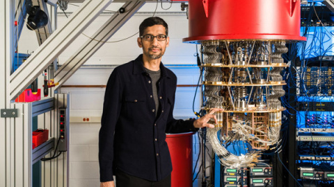 Sundar Pichai, CEO de Google, junto al ordenador cuántico. Google