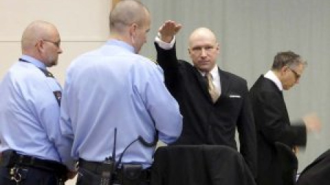 Breivik se presenta ante un tribunal noruego realizando el saludo nazi