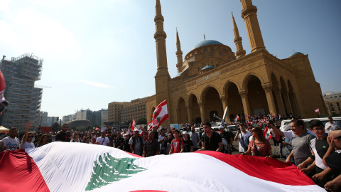 21/10/2018 - Manifestantes protestan contra el Gobierno en Beirut. / REUTERS - ALI HASHISHO