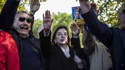 Un grupo de personas se concentran cerca de El Pardo-Mingorrubio a donde este jueves serán trasladados desde el Valle de los Caídos los restos del dictador Francisco Franco para su reinhumación. /Jairo Vargas