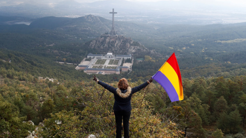 Una mujer sostiene una bandera republicana cerca del Valle de los Caídos, en Peguerinos, cerca de Madrid, España, 24 de octubre de 2019. REUTERS / Jon Nazca