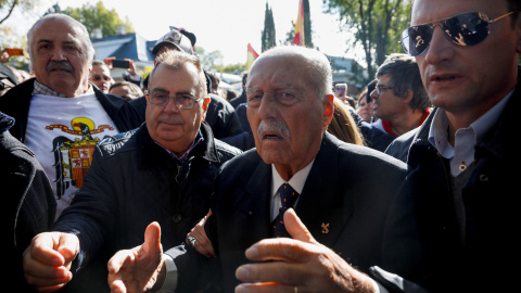 24/10/2019.- El ex teniente coronel de la Guardia Civil que encabezó el fallido golpe de Estado del 23 de febrero de 1981, Antonio Tejero, se ha sumado a los manifestantes que se concentran en las inmediaciones del cementerio de El Pardo-Mingorrubio, don