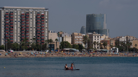 5 de agosto de 2024. Varias personas hacen actividades acuáticas en el mar, a 5 de agosto de 2024, en Barcelona.