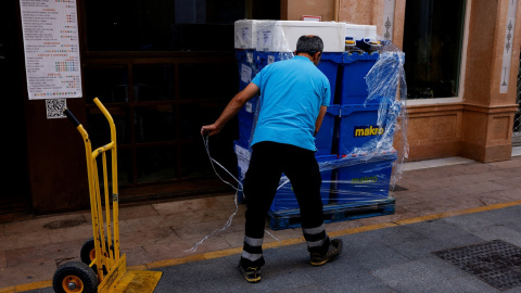 Un repartidor deja material a la puerta de un restaurante en Ronda (Málaga). REUTERS/Jon Nazca