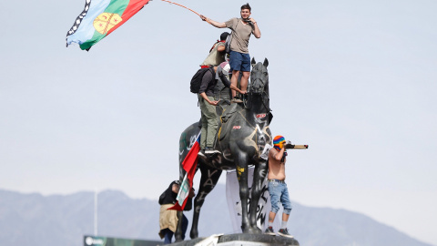 23/10/2019.- Manifestantes protestan contra el Gobierno por sexto día consecutivo este miércoles, en el centro de Santiago (Chile). - EFE / Alberto Valdes