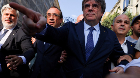 Carles Puigdemont, rodeado por otros dirigentes de Junst, después de pronunciar su discurso en Barcelona tras siete años de exilio. REUTERS/Nacho Doce