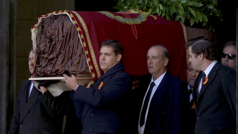 Una imagen fija tomada de un video muestra a familiares cargando el ataúd con los restos del fallecido dictador español Francisco Franco. TVE Pool / vía Reuters TV