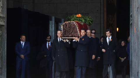 24/10/2019.- Los familiares de Franco portan el féretro con los restos mortales del dictador tras su exhumación en la basílica del Valle de los Caídos antes de su trasladado al cementerio de El Pardo-Mingorrubio para su reinhumación. EFE/Juan Carlos 