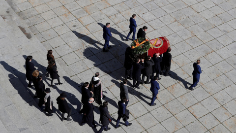 Los familiares del dictador español Francisco Franco sacan su ataúd de la Basílica del Valle de los Caidos en San Lorenzo de El Escorial. REUTERS / Emilio Naranjo