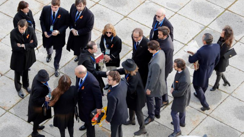 24/10/2019.- Los familiares de la familia Franco son recibidos por el prior de la basílica del Valle de los Caídos, Santiago Cantera. EFE/Emilio Naranjo POOL