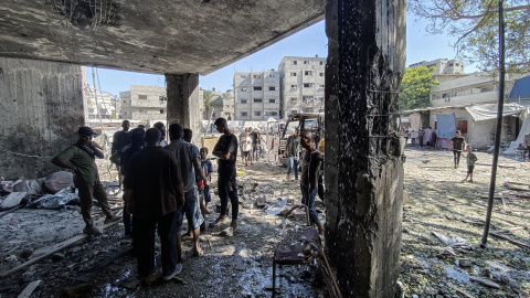 08/08/2024 Palestinos inspeccionan los destrozos tras un ataque israelí contra la escuela de Al-Zahraa, en el este de la ciudad de Gaza, a 8 de agosto de 2024.