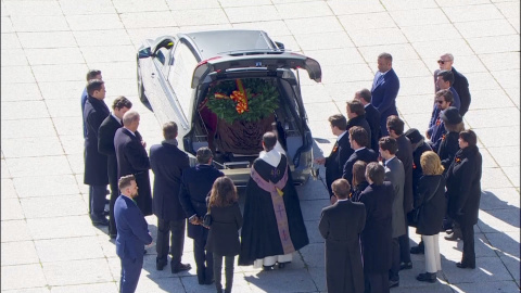 El ataúd con los restos del difunto dictador Francisco Franco en un coche fúnebre en el Valle de los Caidos en San Lorenzo de El Escorial. REUTERS TV