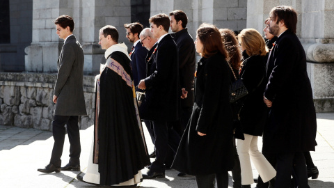 El prior del Valle Santiago Cantera y los familiares del difunto dictador Francisco Franco se reúnen después de la exhumación en el Valle de los Caidos (San Lorenzo de El Escorial. REUTERS/ Mariscal