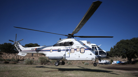 El helicóptero que traslada los restos de Franco aterriza cerca del cementerio de Mingorrubio. / EFE