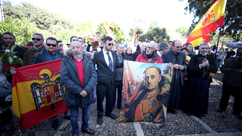 24/10/2019.- Varias personas se concentran a la salida de los familiares del cementerio de Mingorrubio tras enterrar al dictador Francisco Franco en un panteón junto a su esposa, Carmen Polo. EFE/Javier Lizón