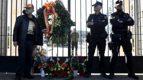 Un partidario del dictador español Francisco Franco se encuentra junto a agentes de policía en las afueras del cementerio Mingorrubio-El Pardo después del entierro de sus restos. REUTERS / Sergio Pérez.