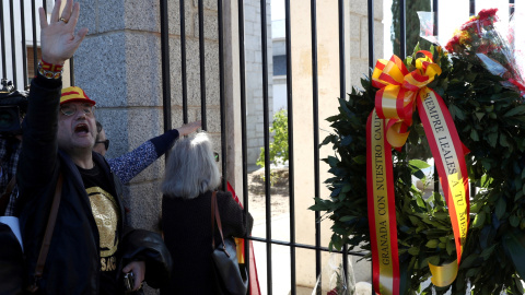 Los partidarios del dictador español Francisco Franco gritan consignas fuera del cementerio Mingorrubio-El Pardo después del entierro de sus restos. REUTERS / Sergio Pérez