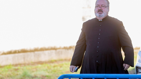 El sacerdote Ramón Tejero, que será en encargado de oficiar la misa de la reinhumación de Francisco Franco, a su llegada esta mañana al cementerio de El Pardo-Mingorrubio. EFE/Rodrigo Jiménez