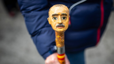 Un hombre porta un bastón con la cara del dictador Francisco Franco durante la manifestación franquista. / JAIRO VARGAS