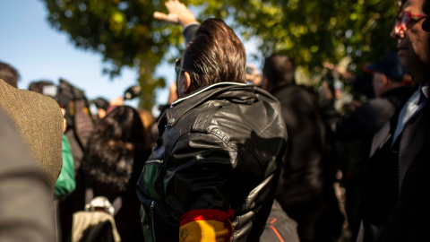 Un hombre realiza el saludo franquista durante la exhumación del dictador Francisco Franco. / JAIRO VARGAS