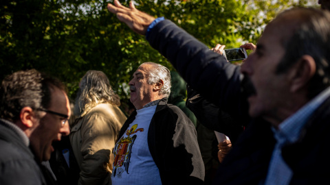 Manifestantes franquistas protestan contra la exhumación del dictador Francisco Franco. / JAIRO VARGAS