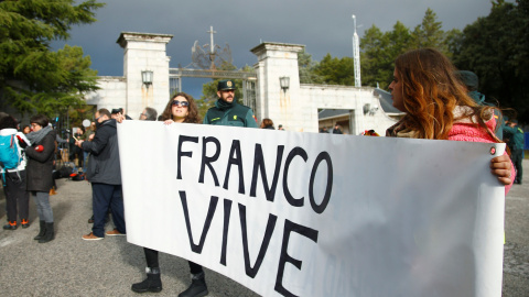 Varios franquistas sostienen una pancarta frente al Valle de los Caídos en San Lorenzo de El Escorial. REUTERS / Javier Barbancho