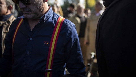 Un hombre porta unos tirantes de la bandera de España cerca del cementerio Mingorrubio-El Pardo. / Jairo Vargas