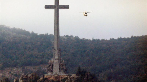 Vista del helicóptero junto a la cruz del Valle de los Caídos de donde serán exhumados los restos de Francisco Franco y trasladados al cementerio de El Pardo-Mingorrubio para su reinhumación. EFE/Chema Moya