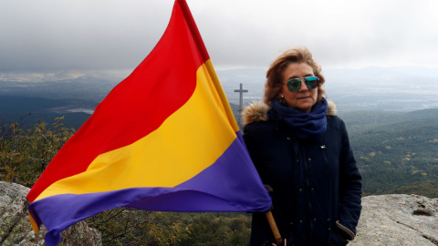 Belén Pérez sostiene una bandera republicana cerca del Valle de los Caídos, donde está enterrado el fallecido dictador Francisco Franco. REUTERS / Jon Nazca