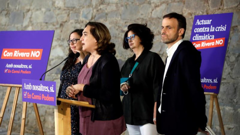 La alcaldesa de Barcelona, Ada Colau (i) junto a la número uno al Senado Rosa Lluch (2ªd), hija de Ernest Lluch, y el número uno al Congreso, Jaume Asens (d), durante un acto celebrado en el Fossar del Mercat de Sant Antoni en el que los Comunes han da