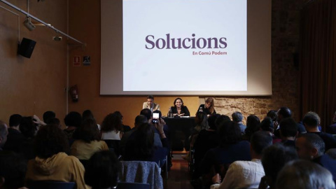 El portavoz en el Congreso de En Comú Podem, Jaume Asens (i), la alcaldesa de Barcelona, Ada Colau (c), y la líder en el Parlament, Jéssica Albiach (d), durante la reunión que los cargos electos de los comunes están celebrado este lunes para coordina