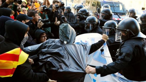 Antidisturbios de los Mossos cargando contra manifestantes .. EFE / Alejandro García