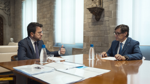 El presidente de la Generalitat saliente, Pere Aragonès, con el nuevo jefe del Govern catalán, Salvador Illa, en el Palau de la Generalitat para hacer el traspaso institucional de carpetas. EFE/ Arnau Carbonell/ Generalitat de Cataluña