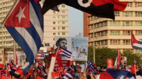 Miles de personas salen a las calles de Cuba para apoyar al Gobierno de Díaz-Canel