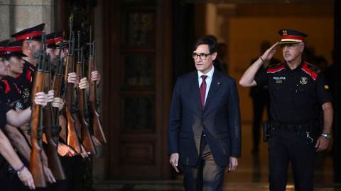 El flamanta president de la Generalitat, Salvador Illa,m pasa revista a los Mosso d'Esquadra tras la reunión para el traspaso institucional de carpetas con su predecesor, Pere Aragonès, en el Palau de la Generalitat. REUTERS/Lorena Sopena