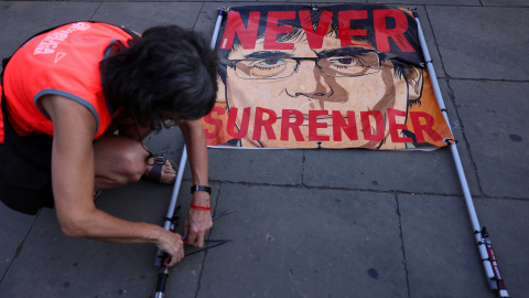 Una simpatizante de Carles Puigdemont prepara una pancarta para recibir al dirigente independentista en su reaparición en Barcelona tras siete años de exilio. — Nacho Doce / REUTERS