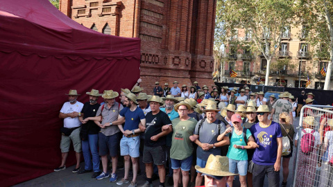 Simpatizantes del expresident Carles Puigdemont forman un muro humano, entrelazando sus brazos, junto a las carpas dispuestas junto al escenario en el que el dirigente independentista realizó  una breve intervención en su reaparición en Barcelona tras 