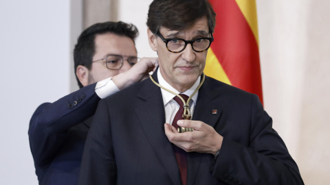 El president sortint, Pere Aragonès, entrega la medalla al president electe, Salvador Illa, en l'acte de presa de possessió del càrrec de president de la Generalitat.