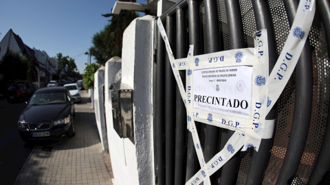 Fachada de la vivienda a las puertas de la cual se encontró a una mujer inconsciente y con signos de violencia este jueves en la localidad madrileña de Pozuelo de Alarcón.